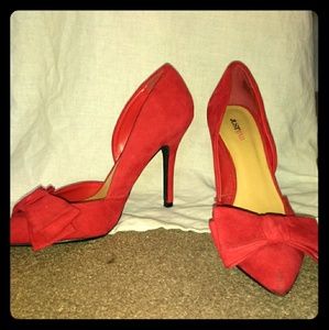 Red high heels with bow.